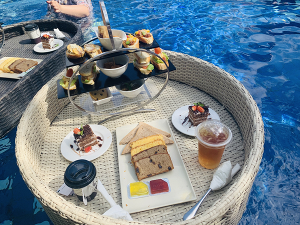 巴厘島泳池漂浮下午茶06 巴厘島泳池漂浮下午茶06